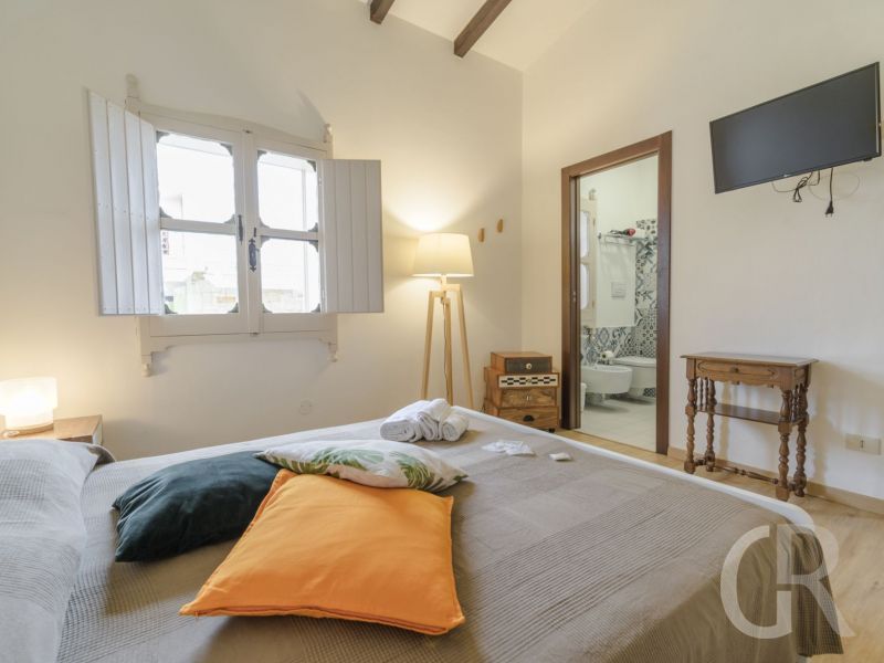 villa-amelia-grosses-doppelbett-im-schlafzimmer.jpg