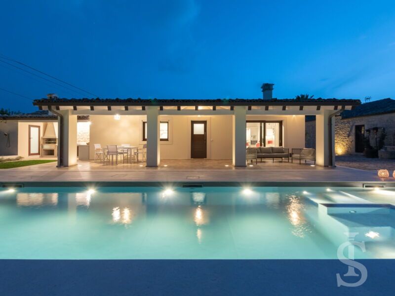 villa-angelina-abendliche-ansicht-vom-pool-zum-haus.jpg