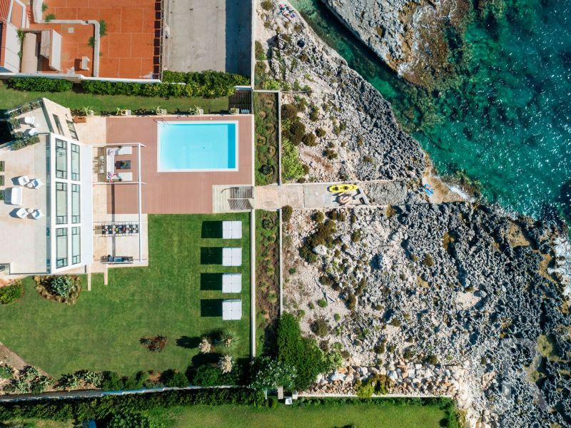 villa-angelina-blick-aus-der-luft-auf-die-villa.jpg