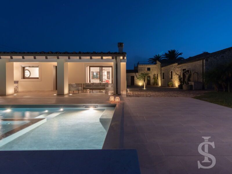 villa-angelina-seitlicher-blick-vom-pool-und-terrasse.jpg