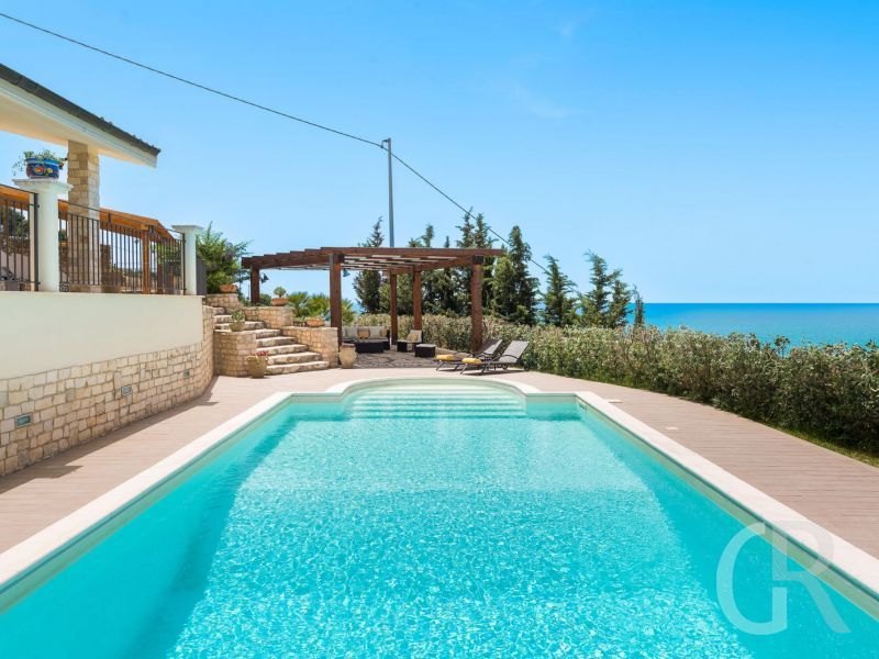 villa-anthea-pool-am-haus.jpg