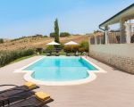 villa-anthea-schwimmbad-mit-sonnenschirm.jpg