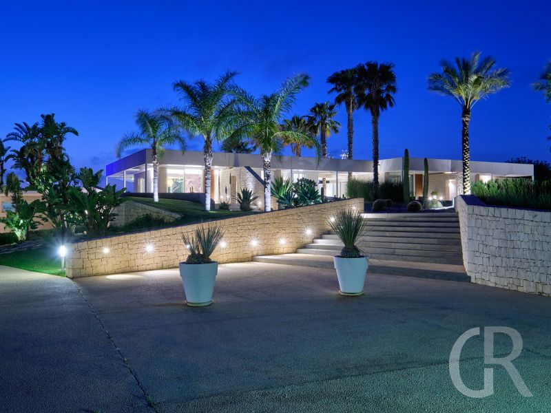 villa-anthea-villa-am-abend.jpg