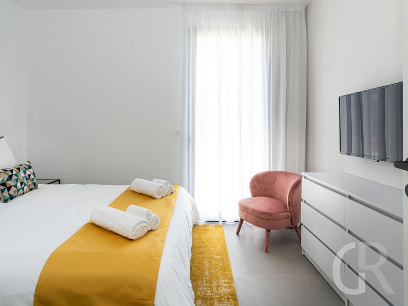 villa-bonita-gelb-weisses-bett.jpg