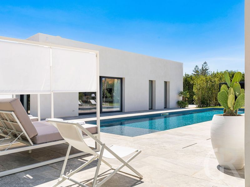 villa-bonita-sonnenliegen-am-pool.jpg