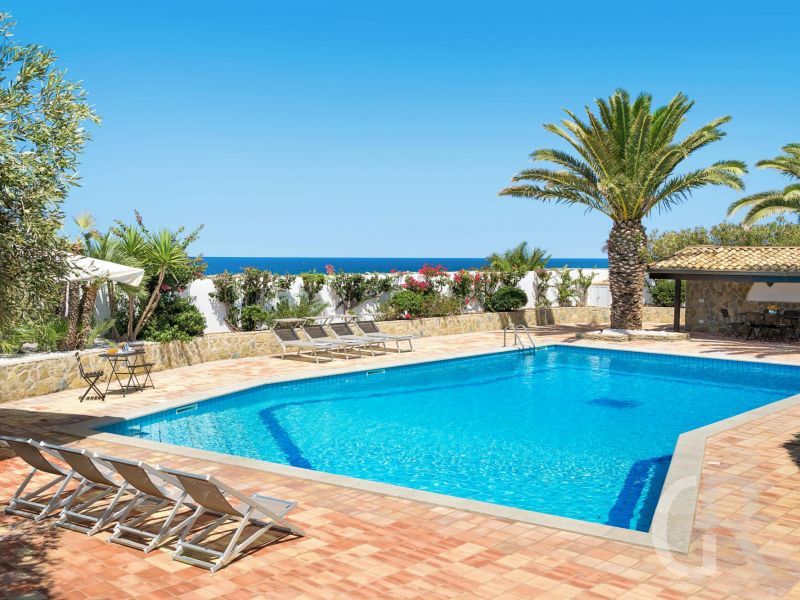villa-cala-mancina-pool-mit-meerblick.jpg