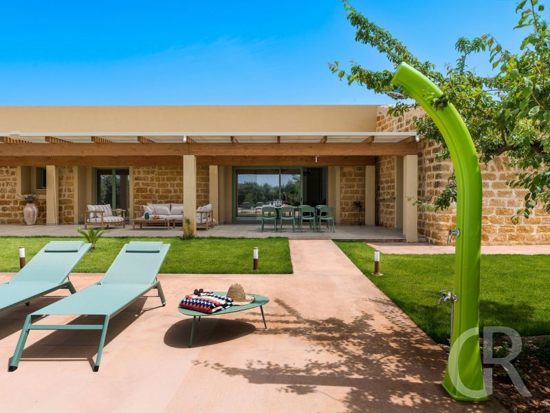 villa-cavale-sonenliegen-mit-terrasse.jpg