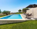 villa-colle-verde-pool-mit-sonnenliegen.jpg