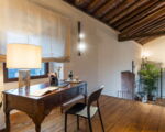 villa-continella-arbeitsbereich-mit-sekretaer-aus-holz-im-ersten-stock.jpg