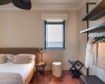 villa-continella-schlafzimmer-doppelbett-fenster-zum-meer.jpg