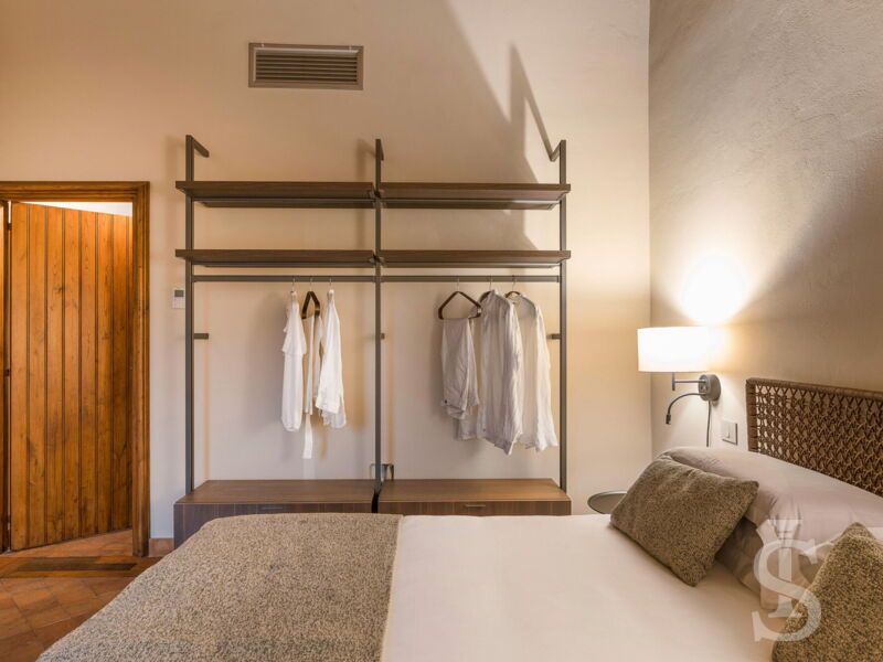 villa-continella-schlafzimmer-erster-stock-seitliche-ansicht.jpg