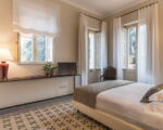 villa-continella-weiteres-schlafzimmer-zur-terrasse.jpg