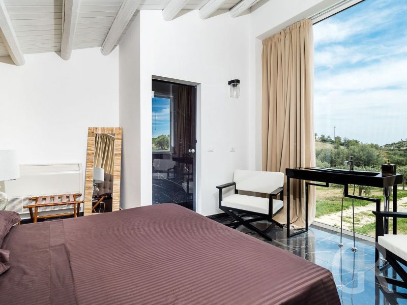 villa-contrada-schlafzimmer-mit-blick-ins-freie.jpg