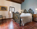 villa-corte-antigua-altes-sizilianisches-bett.jpg