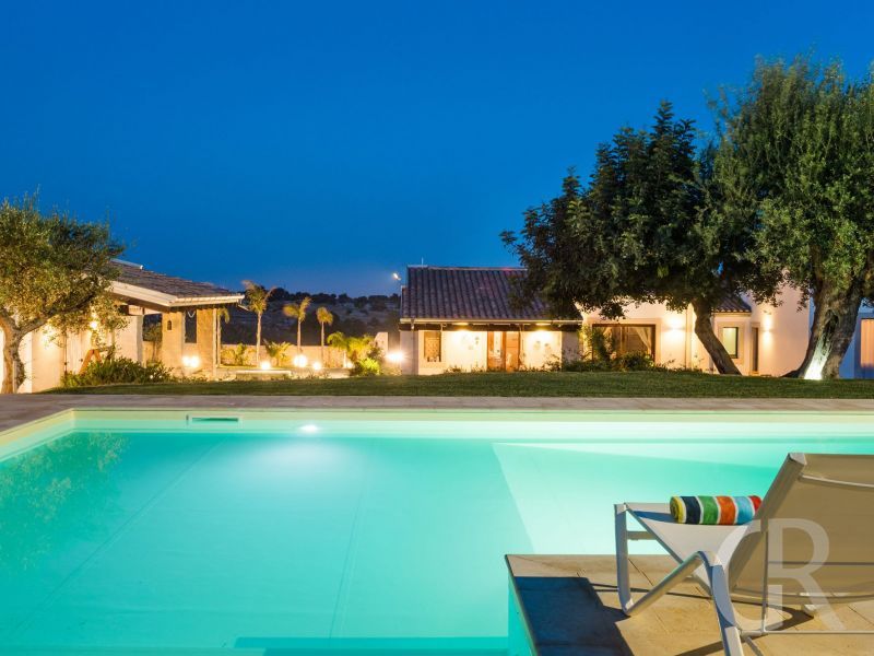 villa-corte-moscata-beleuchteter-pool.jpg