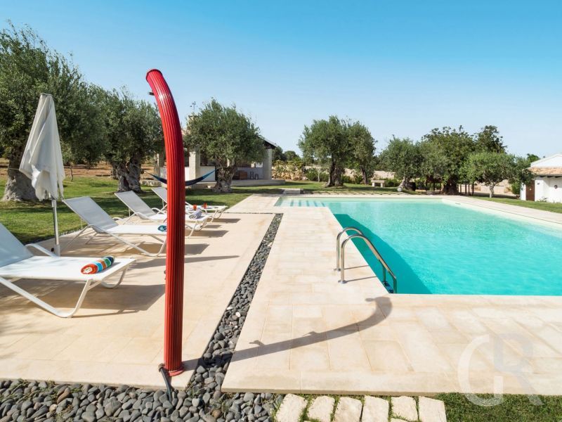 villa-corte-moscata-pool-mit-sonnenliegen.jpg