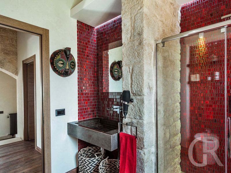 villa-corte-moscata-rotes-badezimmer.jpg