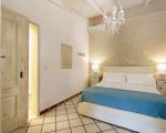 villa-del-mito-blau-weisses-bett.jpg