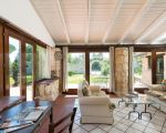 villa-del-mito-villa-del-mito-wohnzimmer-mit-ausgang-zur-terrasse.jpg
