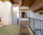 villa-dimora-bufalefi-schlafzimmer-auf-der-galerie-mit-angrenzendem-bad.jpg