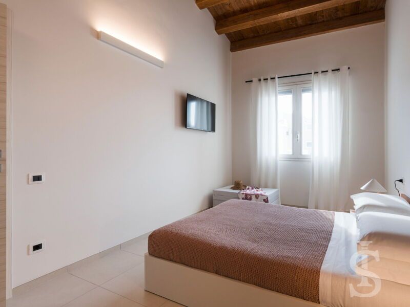 villa-dimora-bufalefi-schlafzimmer-mit-doppelbett-nebengebaeude.jpg
