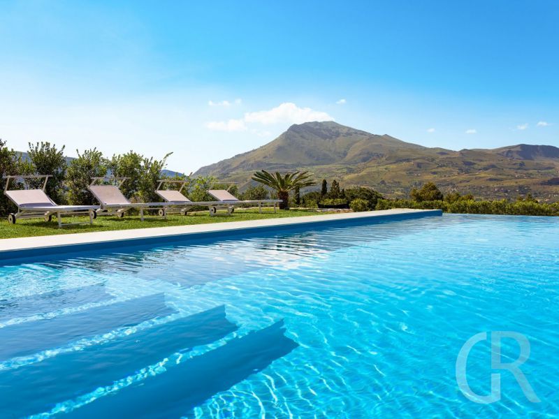 villa-dolce-vita-pool-mit-sonnenliegen.jpg