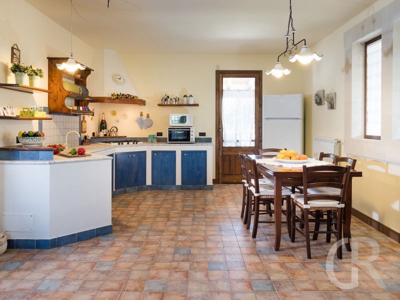 villa-dora-kueche-mit-esstisch.jpg