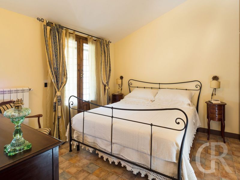 villa-dora-schlafbereich-mit-doppelbett.jpg
