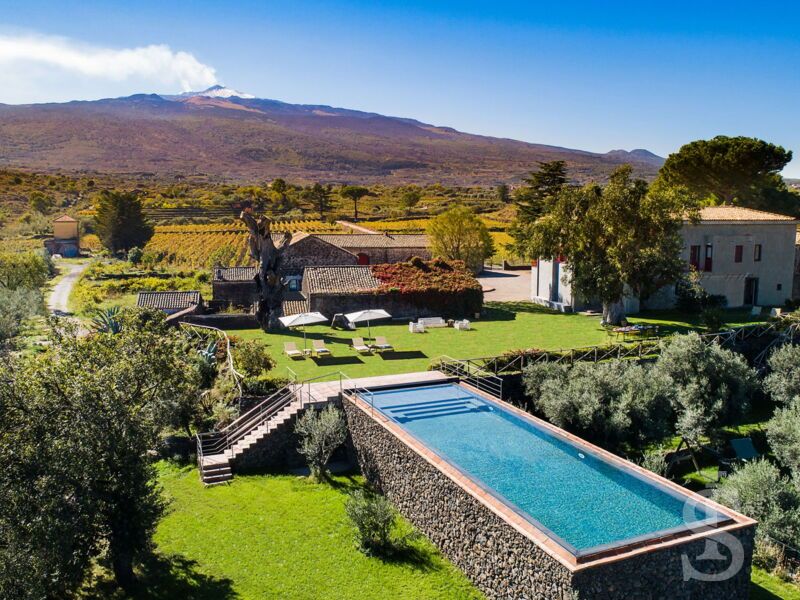 villa-etna-retreat-pool-und-garten.jpg
