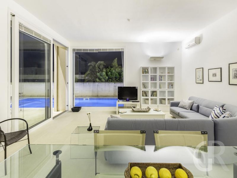 villa-federica-wohnzimmer-mit-blick-nach-draussen-auf-den-pool.jpg