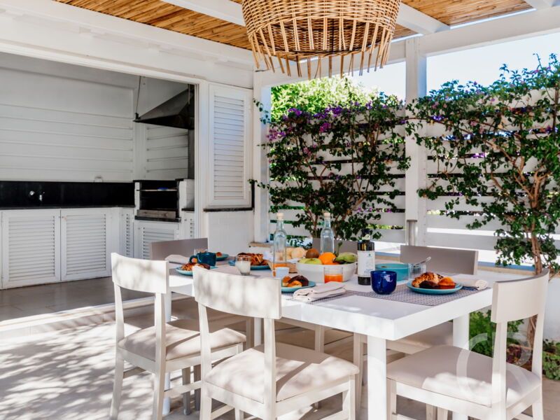 villa-flora-pergola-und-gedeckter-tisch.jpg