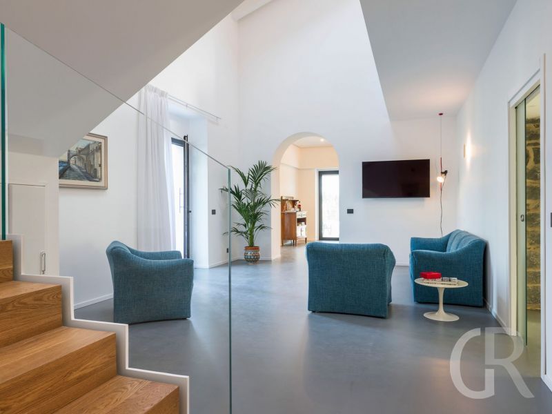 villa-gianos-wohnraum-mit-treppe.jpg