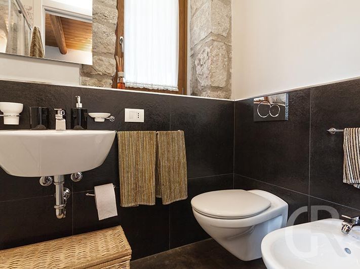 villa-gisolfo-badezimmer-mit-waschbecken-und-bidet.jpg