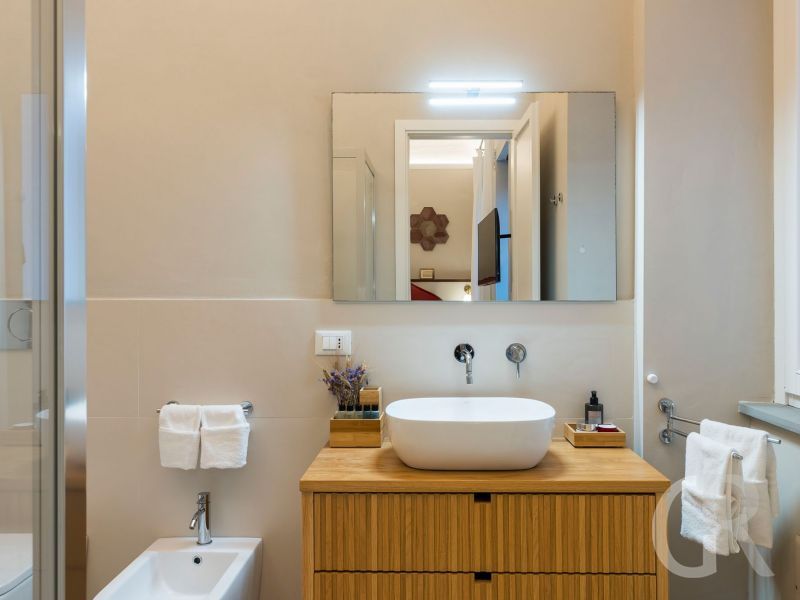 villa-giuffre-spiegel-mit-waschbecken.jpg