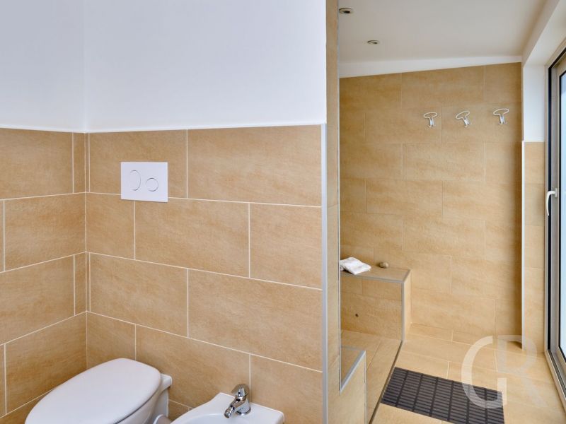 villa-ibla-badezimmer-mit-bidet-und-wc.jpg