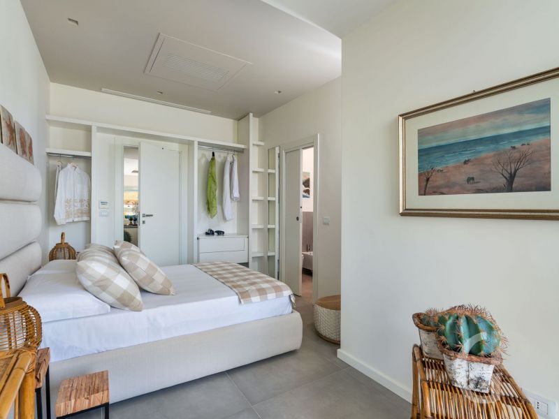 villa-isabella-grosses-weisses-doppelbett.jpg