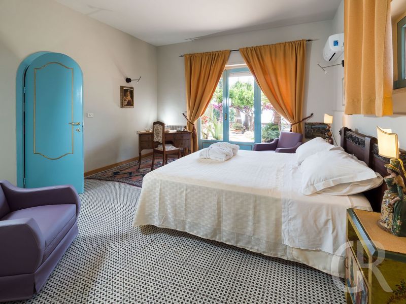 villa-la-boheme-grosses-schlafzimmer.jpg