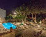 villa-la-forma-pool-bei-nacht.jpg