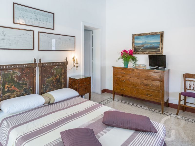 villa-la-forma-schlafzimmer-mit-kommode.jpg