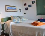 villa-laura-schlafzimmer-mit-doppelbett.JPG