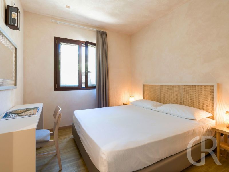 villa-magnolia-doppelbett-mit-kommode.jpg