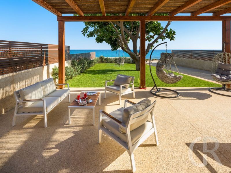 villa-magnolia-terrasse-mit-rasen.jpg