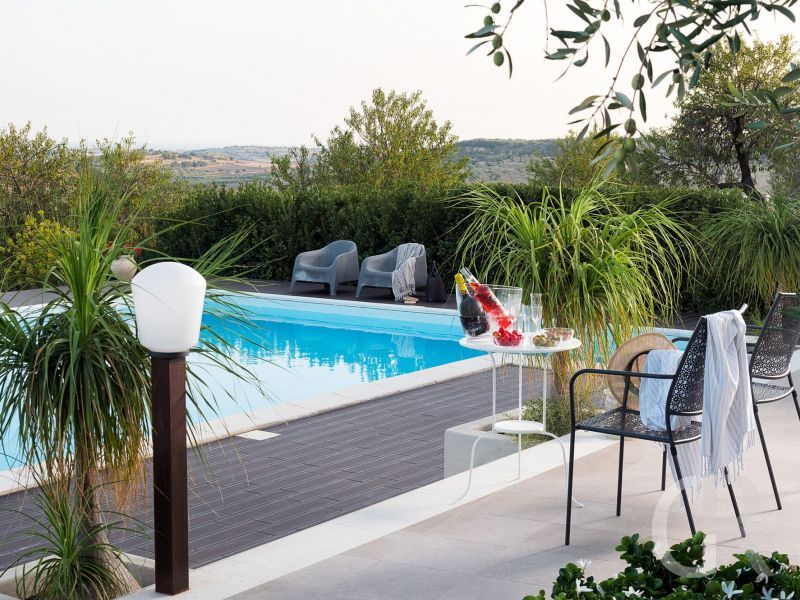 villa-mara-am-pool.jpg