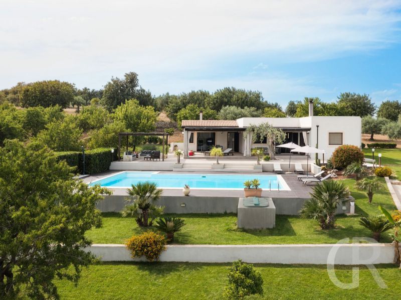 villa-mara-blick-auf-villa-und-pool.jpg