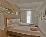 villa-nausica-weisses-schlafzimmer.jpg