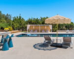 villa-pigna-blue-sonnenschirm-am-pool.jpg