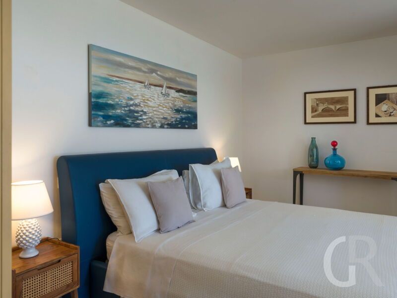 villa-pigna-blue-weiss-blaues-bett.jpg