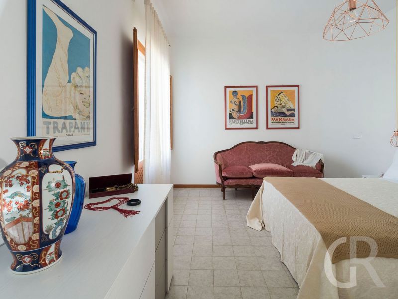 villa-salinella-stilvolles-schlafzimmer.jpg