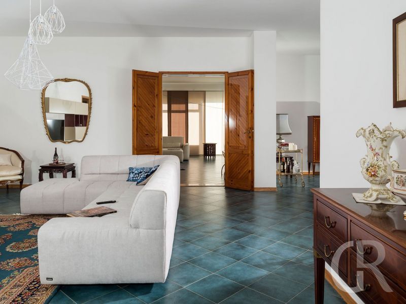 villa-salinella-wohnzimmer-mit-sofa.jpg