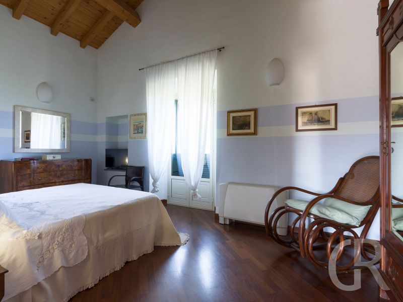 villa-saracina-grosses-schlafzimmer.jpg